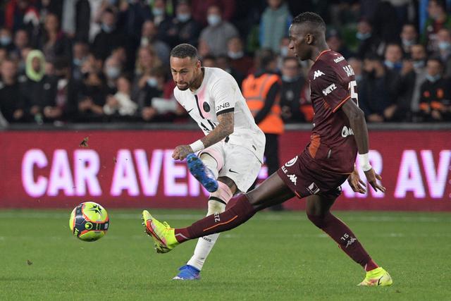 萨林杰32+15+11深圳胜上海 刘铮20分周鹏15分